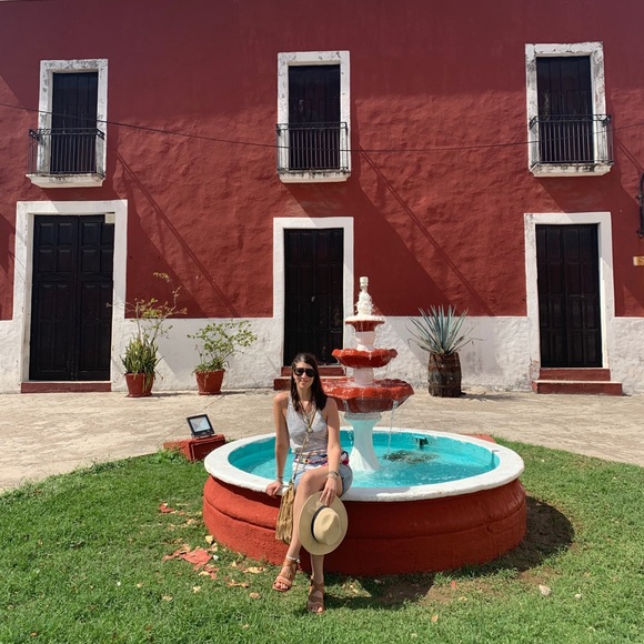 Meet your Posher, Daniella - Picture 2 of 3